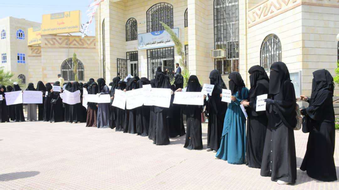 وقفة احتجاجية لطالبات جامعة إقليم سبأ للتنديد بصمت المجتمع الدولي إزاء حصار ميليشيا الحوثي لمديرية العبدية