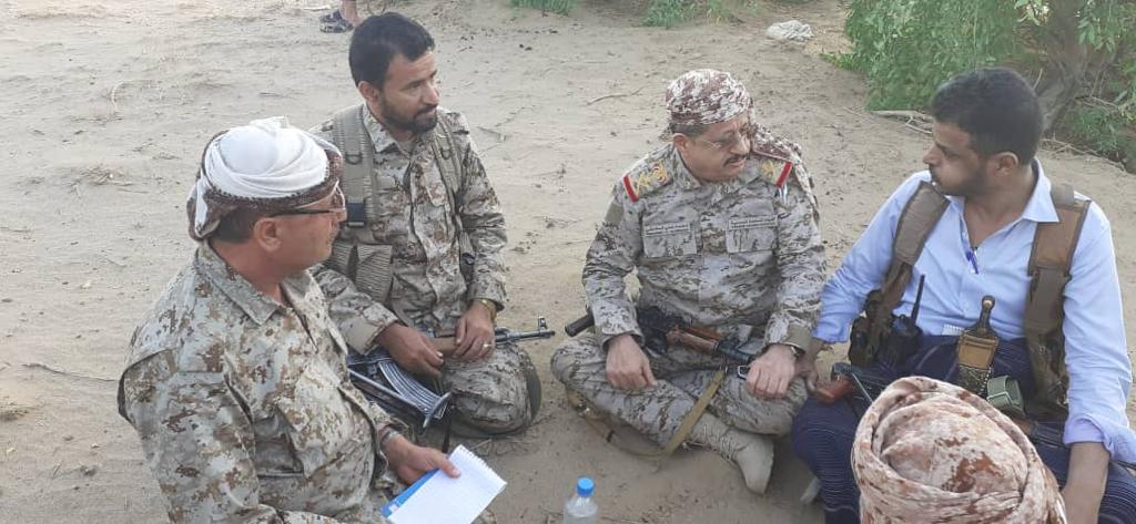 وزير الدفاع خلال تفقده جبهات القتال جنوبي مأرب: قرار اليمنيين وخيارهم هو الانتصار في هذه المعركة الوجودية